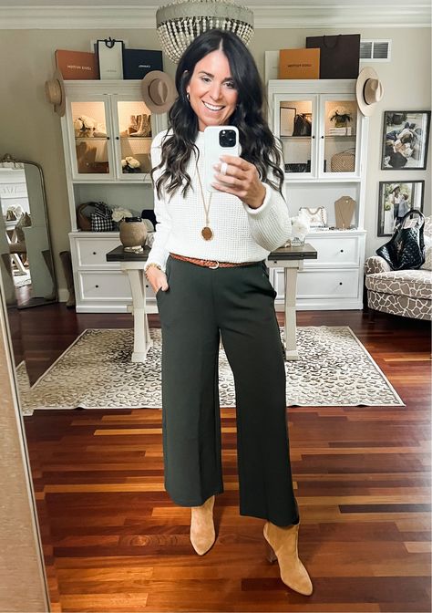 Office Wide Leg Pants Outfit, Fundraiser Outfit Casual, Black Flair Pants Outfits Work, Cold Weather Teacher Outfits, Casual Street Style 2023, Business Lunch Outfit, Black Cropped Pants Outfit, Wide Leg Crop Pants Outfit, Wide Leg Cropped Pants Outfit