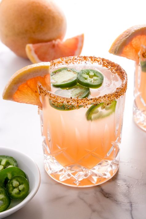 Spicy Paloma Best Paloma Recipe, Spicy Alcoholic Drinks, Spicy Paloma Cocktail Tequila, Spicy Paloma Cocktail, Aperol Paloma, Paloma Cocktail Tequila, Savory Drinks, Spicy Mule, Spicy Paloma