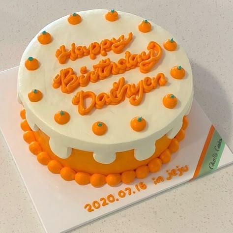 Orange Birthday Cake Aesthetic, Orange Colored Cake, Orange Cakes Birthday, Birthday Cake Orange Color, Orange Cake Birthday, Orange Color Cake, Birthday Cake Orange, Orange Cake Design, Orange Cake Decoration