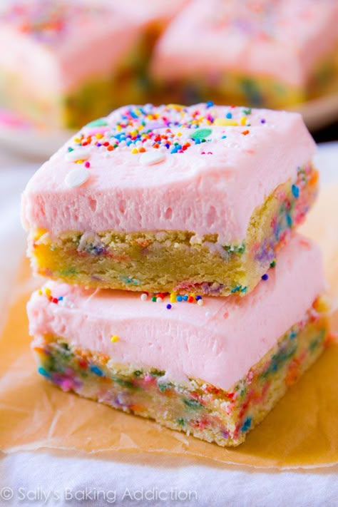 Mega-sprinkled, extra-frosted sugar cookie bars. YUM!! Brownies Bites, Fabulous Desserts, Cake Purple, Brownie Bars, Sugar Cookie Bars, Sugar Cookie Frosting, Think Food, Fudge Brownies, Bar Cookies