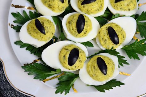 Dragon Eyeballs (Pesto and Olive Deviled Eggs) for the boys in pur unicorn party Dinosaur Themed Baby Shower Ideas, Halloween Deviled Eggs, Themed Baby Shower Ideas, Dinosaur Baby Shower Theme, Dragon Baby Shower, Gluten Free Halloween, Dragon Birthday Parties, Dinosaur Birthday Party Decorations, Dragon Eyes