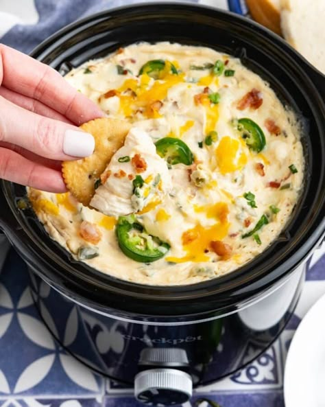 Crockpot jalapeno popper dip served up in a slow cooker with a hand dipping a cracker. New Years Eve Foods, Crockpot Potluck Recipes, Crockpot Dip Recipes, Crockpot Potluck, Crockpot Party, Popper Dip Recipe, Crockpot Dip, Crockpot Party Food, Weight Watchers Appetizers