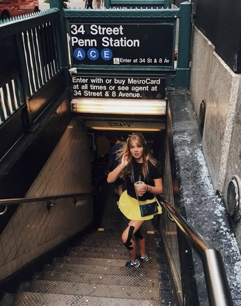 Nyc Metro Aesthetic, Aesthetic Subway Pictures, Subway Photo Ideas, Nyc Subway Photoshoot, New York Fashion Week Aesthetic, Metro Pics, Nyc Dump, Subway Photos, Subway Pictures