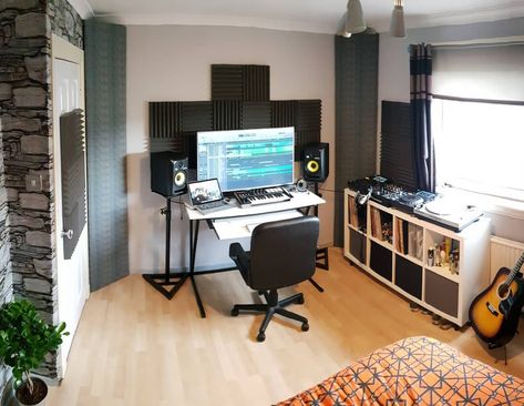 How to Transform a Spare Room into a Home Music Studio | Extra Space Storage Home Dj Studio, Dj Room Ideas, Dj Studio Room Ideas, Music Studio Room Design, Bedroom Music Studio, Studio Room Design, Home Studio Desk, Ruangan Studio, Dj Studio