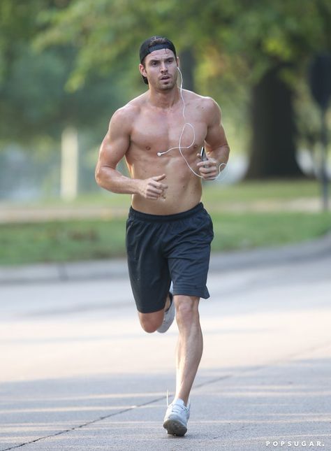 Pin for Later: Rumored New Bachelor Luke Pell Went on a Run and Made All Your Dreams Come True Split Workout Routine, Gesture Drawing Reference, 남성 근육, Marathon Training Schedule, Running Pictures, Running Photos, Mens Body, Running Outfits, Marathon Training Plan