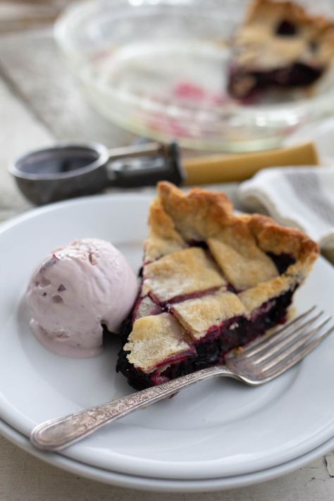 Frozen Mixed Berry Pie, Frozen Berry Pie, Saskatoon Pie, Saskatoon Berry Recipes, Saskatoon Recipes, Saskatoon Berry Recipe, Saskatoon Berry Pie, Berry Pie Recipe, Triple Berry Pie