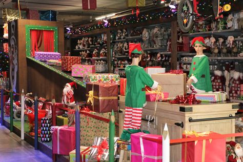 Elves working Elf Workshop Ideas, Toy Factory Christmas, Christmas Toy Factory, Christmas Decor Office, Christmas Decorating Contest, Kindergarten Centres, Workshop Desk, Elf Workshop, Santa Village