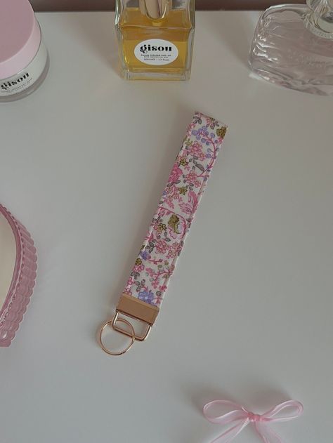 Handmade wristlet Measurements: 6 x 1 inches Gold Hardware Pink floral fabric  100% cotton Keychain Wristlets, Floral Keychain, Pink Floral Fabric, Handmade Wristlet, Surf Jewelry, Car Deco, Aesthetic Girly, Pink Wristlet, Keychain Wristlet