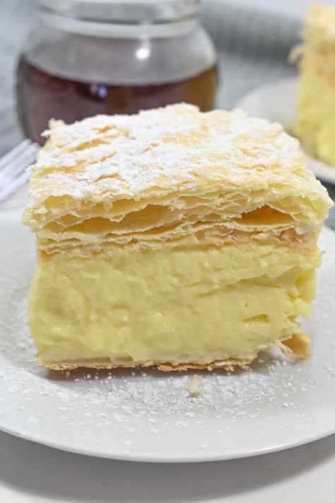 Vanilla Slice Recipe, Crescent Roll Casserole, Crescent Roll Cheesecake, Custard Slice, Puff Pastry Filling, Lemon Custard, Austrian Recipes, Greek Desserts, Frozen Puff Pastry