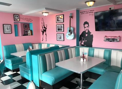 Diner Interior Design Retro, Retro Diner Interior, Retro Cafe Interior, Elvis Decor, 50s Dinner, 1950’s Kitchen, Diner Booth, Diner Aesthetic, Coin Café