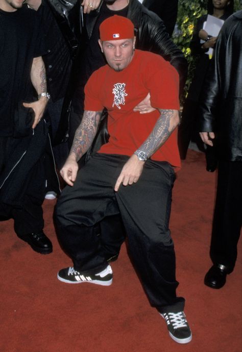 Fred Durst Red Cap, 90s Numetal Style, 2000 Rock Fashion, Fred Durst Aesthetic, Fred Durst Costume, Fred Durst Friday, Nu Metal Fashion Men 2000s, 2000s Metal Fashion, Nu Metal Outfit Men