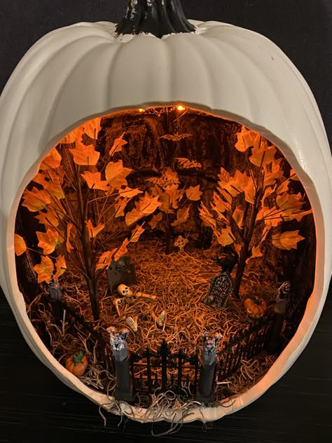 Diy Light Up Halloween Decorations, Halloween Scene Pumpkin Carving, Pumpkin Diorama Diy, Halloween Cloche Ideas Dollar Tree, Pumpkin Diorama Halloween, Pumpkin Diorama Ideas, Terrarium Ideas Halloween, Pumpkin Scene Ideas, Diy Pumkin Decoration