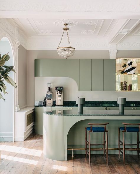 Kitchen • Instagram 2020 Kitchen Trends, Kitchen Open Concept, Curved Kitchen, Art Deco Kitchen, Interior Vintage, Kitchen Trends, Interior Modern, Interior Deco, Green Kitchen