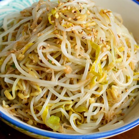 Korean Sprout Side Dish, Bean Sprout Side Dish, Cooking Korean Food, Banchan Recipe, Bean Sprout Recipes, Bean Sprout Salad, Easy Korean Recipes, Asian Side Dishes, Bean Sprout