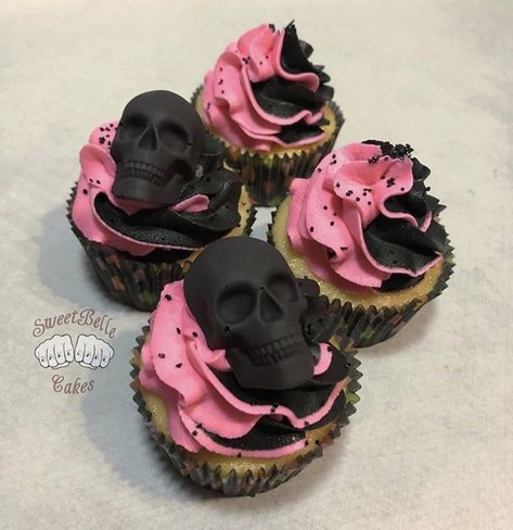 These pretty pink and black skull cupcakes are sure to make your Halloween party fabulous! Goth Cakes, Skull Cupcakes, Tattoo Skulls, Halloween Bridal Showers, Halloween Deserts, Black Cupcakes, Halloween Food Appetizers, Skull Cake, Pink Desserts