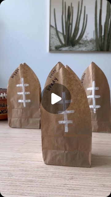 l i n z y ✌🏼 on Instagram: "Snack duty? Or having a football party? Take a paper lunch bag and try this! 🏈🏈🏈   *  *  *  #footballdiy #footballseason #football #snackduty #diymama" Football Bags Goodie, Diy Football Goodie Bags, Sport Birthday Party Food, Football Game Day Goody Bags, Football Snacks For Kids After Game Bags, Team Snacks For Kids Football, Football Birthday Party Snacks, Football Game Snacks For Players, Football Team Snacks Ideas