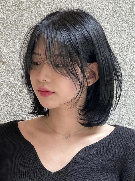 Korean wispy bangs for layered bob Haircut For Medium Length Hair With Bangs, Short Haircuts For Straight Hair Women, Short Hairstyle For Straight Hair Asian, Short No Layers Haircut, Short Hairstyle For Heart Face Shape, Invisible Bangs Korean, Straight Haircuts Short, Layered Bob With Bangs Straight Hair, Long Bob Bangs Hairstyles