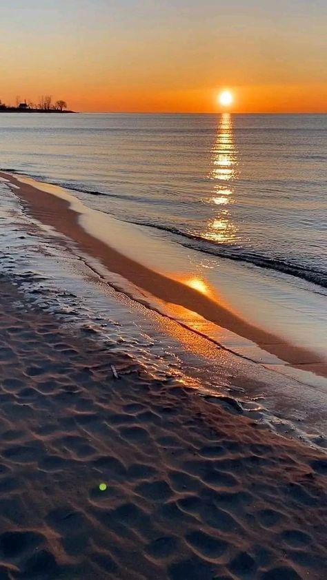 Sunrise Photography Beach, Wallpaper Sunrise, Beach Sunset Photography, Beach Sunset Wallpaper, Beach Video, Sunsets And Sunrises, Photography Beach, Sunset Wallpaper, Sunrise Beach