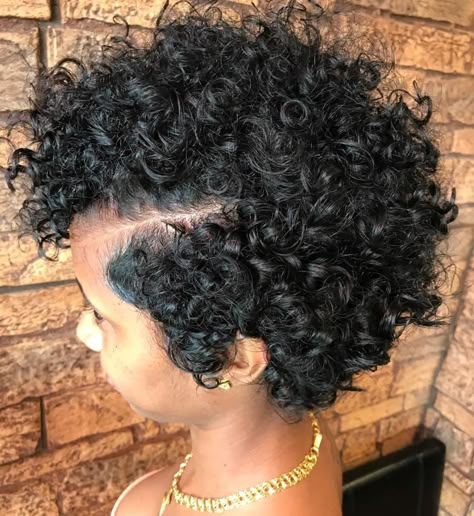 Short Natural Side-Parted Hairstyle Natural Hairstyles For Short Hair, Summer Curls, Natural Hair Cuts, Curly Hair Types, Short Natural Hair, Big Chop, Penteado Cabelo Curto, Natural Styles, Short Natural Hair Styles