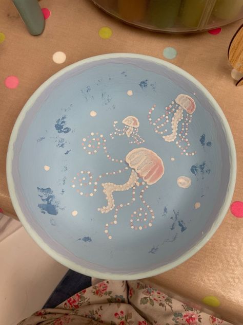 Painted Pottery Ideas Bowl, Pond Pottery Painting, Pottery Inspo Bowls, Pottery Plate Painting Ideas Aesthetic, Cute Paint Pottery Ideas, Jelly Fish Ceramics, Ceramic Art Ocean, Whale Pottery Painting, Ceramic Dish Ideas