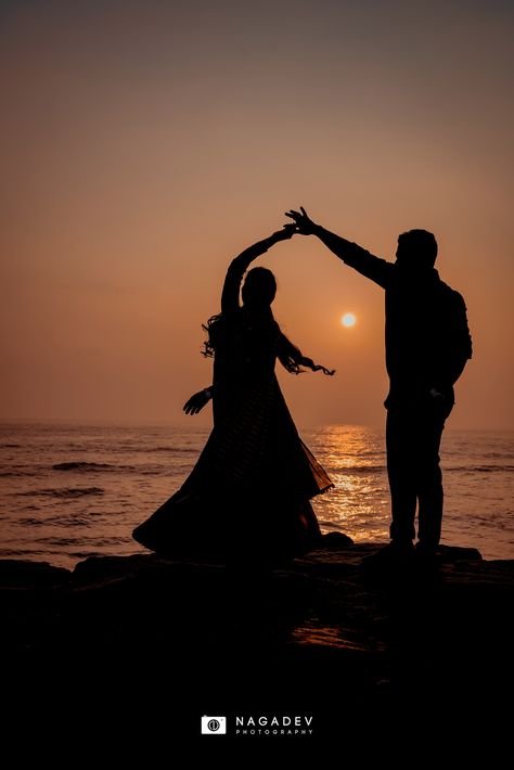 Pre Wedding Photoshoot Outdoor Night, Aesthetic Pre Wedding Shoot, Photoshoot Ideas Pre Wedding, Sunrise Pre Wedding Shoot, Sunset Pre Wedding Shoot, Beach Sunset Photoshoot Couple, Pre Wedding Poses Indian Beach, Pre Wedding Photoshoot Outdoor Different Styles, Pre Wedding Photoshoot Outfit Dresses