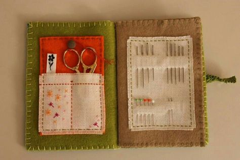 Needle Book Ideas, Diy Needle Book, Sewing Kit Organizer, Needle Organizer, Sewing Spaces, Sewing Case, Needle Books, Travel Sewing, Sewing Machine Cover