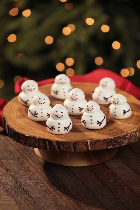 Meringue Snowman Cookies, Christmas Meringues Cookies, Snowman Meringue Cookies, Christmas Mirangue, Meringue Piping Ideas, Holiday Meringue Cookies, White Christmas Treats, Thanksgiving Meringues, Christmas Merengue Ideas