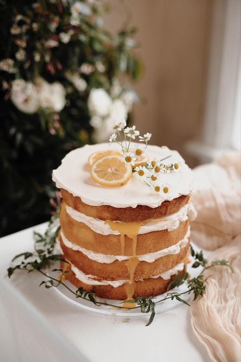 Wedding Sponge Cake, Rustic Cake Recipe, Lemon Cake Decoration Ideas Simple, Rustic Lemon Cake, Lemon Cake Wedding, Meringue Wedding Cake, Lemon Cake Moist, Naked Lemon Cake, Wedding Cake Citrus