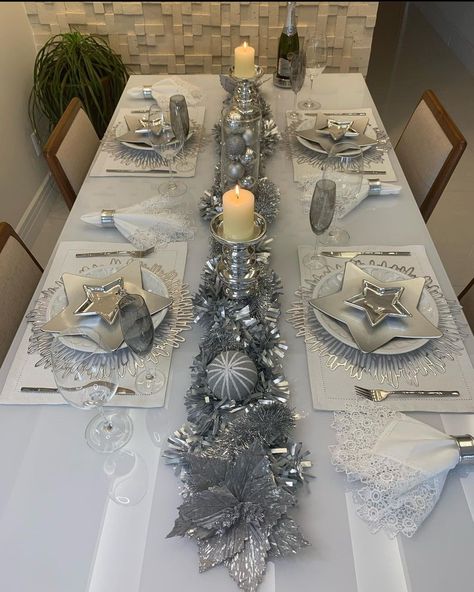 White And Silver Dinner Party, White And Silver Christmas Table Setting, Silver Christmas Centerpieces For Table, Silver And White Christmas Table Decor, Silver Christmas Table Settings, Silver Christmas Table Decorations, Christmas Table Silver, Silver Christmas Table, Winter Wonderland Christmas Party