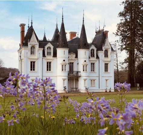 Small Castle Exterior, Small Castle Aesthetic, Aesthetic Castle Exterior, Small Castle House, Small Palace, Small Castle, Castle Exterior, Small Castles, White Castle