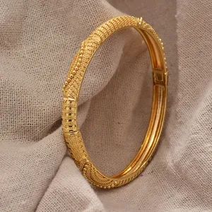 Wedding Gold Bangles, Dubai Gold Bangles, Gold Kangan, Simple Gold Bangle, Pretty Gold Necklaces, African Wedding Jewelry, Bracelet For Women Gold, Gold Bangles For Women, Gold Jewellry