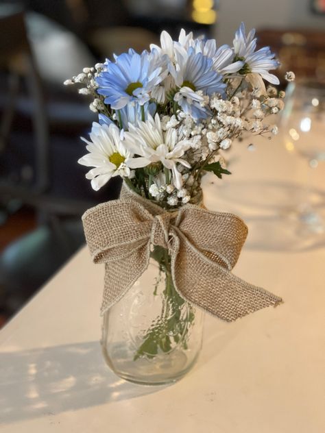 Daisies, baby’s brearh, burlap ribbon, Mason jar Hayes Baby, Green Theme Party, Bbq Decor, Jars Decoration Ideas, Rehearsal Dinner Decorations, Baby Wreath, Ball Jar, Blue Mason Jars, Baby S Breath