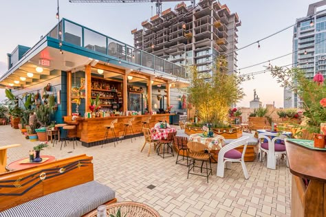 Freehand Hotel, Los Angeles Bars, Rooftop Bars Los Angeles, Roof Landscape, Rooftop Restaurant Design, Rooftop Restaurants, Architecture Restaurant, Bar Restaurant Design, Outdoor Restaurant Design