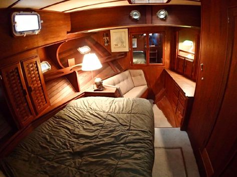 Cozy Boat Interior, Boat Cabin, Ship Interior, House Boat Interior, Wood Boat Interior, Boat Bed, Sailboat Decor, Boat Interior Design, Boat House Interior