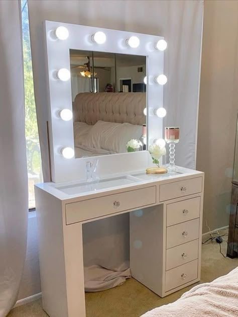 Sto Za Sminku, Vanity Ideas Bedroom, Sleeping Room Design, Latest Cupboard Designs, Bedroom Vanity Set, Small Room Makeover, Beauty Room Vanity, Stylish Room Decor, Mini Vanity