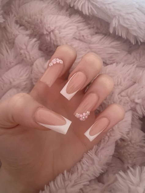 Medium Nails Acrylic French Tip, Latina Nails Medium, Naglar French Tip, Gel X Nail Designs Simple, Nail Ideas White French Tip, White French Nails With Diamonds, Birthday Nail Inspo 2024, French Tip Acrylic Nails With Gems, French Nails Ideas Square