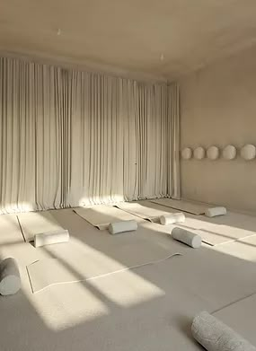 Pilates Yoga Studio, Sala Yoga, Yoga Room Design, Pilates Workout Clothes, Thatgirl Aesthetic, Pilates Outfits, Wellness Space, Yoga Studio Design, Yoga Inspo