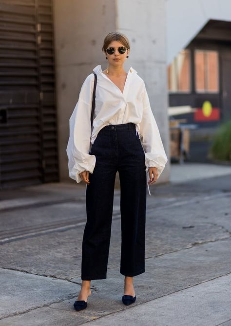 French Tuck and Cascading Sleeves Shirt Tucked Into Jeans, White Shirt Outfit, French Tuck, Minimalist Moda, White Shirt Outfits, Shirt Outfits, Casual Work Outfits, 2019 Fashion, 가을 패션