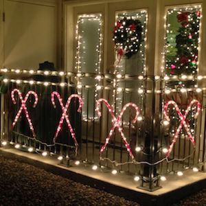 50 Apartment Christmas Decorations - Prudent Penny Pincher Ideas Decoracion Navidad, Outdoor Christmas Diy, Christmas Decorations Apartment, Diy Christmas Lights, Best Christmas Lights, Christmas Apartment, Christmas Decorations Diy Outdoor, Small Christmas Trees, Christmas Garden