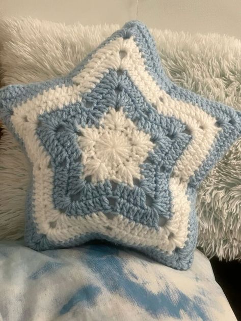 Crochet Ideas Blue, Crochet Mini Star, Crochet Star Pillow, Star Pillow, Star Tutorial, Crochet Star, Things To Crochet, Mode Crochet, Crocheting Ideas