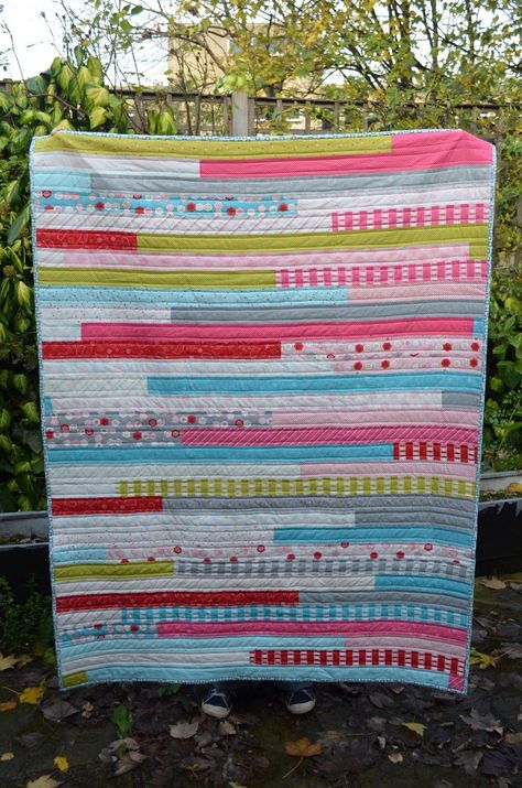 15 Jelly Roll Race Quilt Patterns (Easy for beginners) Easy Jelly Roll Quilt, Quilt Jelly Roll, Jelly Roll Quilting, Jelly Roll Race Quilt, Crazy Quilting Ideas, Jelly Roll Rug, Jelly Roll Projects, Jelly Roll Race, Hand Quilting Patterns