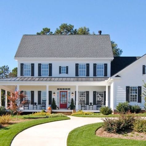 I like the wrap around porch on this colonial style home American Farmhouse Exterior, Farmers Porch, Front Porch Addition, Colonial House Exteriors, Exterior House Renovation, House Addition, House Front Porch, Colonial Farmhouse, Porch Addition