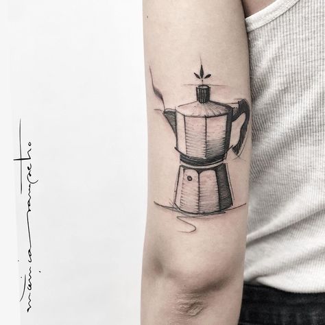 Increible Cafetera por Mònica Sampietro Barista Tattoo Ideas, Barista Tattoo, Blacksmith Tattoo, Coffee Tattoo Ideas, Bialetti Coffee, Tattoo Cafe, Teacup Tattoo, Coffee Infographic, Coffee Tattoo