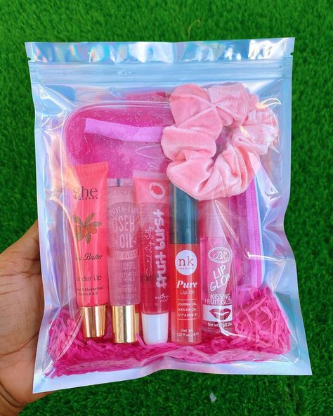 Lipgloss|Mink Lashes on Instagram: “Mega gloss bundle 💘, comes with 5 best selling lipgloss + scrunchy + vanity glam glitter bag. This can be a gift 🎁 or a treat to yourself 💕…” Lipgloss Kit Packaging, Lipgloss Business, Diy Gifts To Sell, Lip Gloss Homemade, Lip Gloss Cosmetics, Lip Gloss Balm, Lip Balm Collection, Diy Lip Gloss, Lipgloss Lips