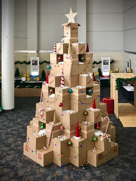 Present Christmas Tree, Box Christmas Tree, Christmas Tree Made From Boxes, Christmas Tree Boxes, Christmas Present Display, Display Tree, Original Christmas Tree Ideas, Present Box Christmas Tree, Book Trees