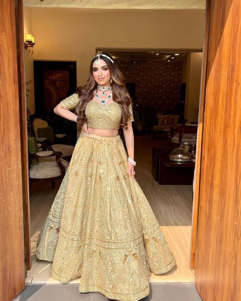 Jewellery On Golden Lehenga, Maharashtrian Bride Look, Lehenga Styling, Maharashtrian Bride, Golden Lehenga, Ivory Lehenga, South Wedding, Affan Waheed, Bride Photography Poses