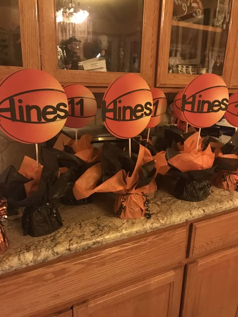 March Madness Centerpieces, Basketball Theme Centerpiece Ideas, Basketball Dinner Decorations, Basketball Centerpieces Banquet, Basketball Banquet Centerpieces Diy, Basketball Birthday Centerpieces, Basketball Birthday Party Centerpieces, Basketball Themed Centerpieces, Diy Basketball Centerpiece Ideas