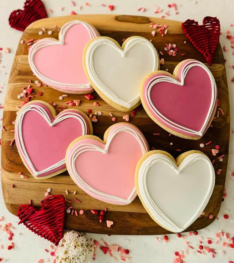 Mini Heart Cookies Decorated, Valentine Bridal Shower Cookies, Valentine Iced Sugar Cookies, Valentines Mini Cookies Decorated, Simple Cookie Design Royal Icing, Xo Cookies Decorated, Decorating Heart Cookies, Round Valentine Cookies, Valentine’s Day Cookie Decorating