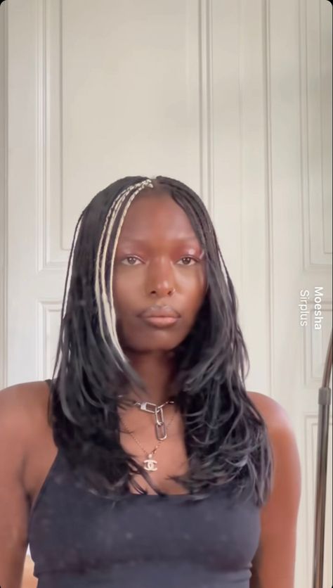 Layered Braids Tutorial, Medium Layered Braids, Layered Braids With Bangs, Braids Wolf Cut, Box Braids Mullet, Braided Wolf Cut, Wolf Cut Braids Black Women, Wolfcut French Curl Braids, Box Braid Bangs