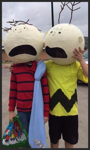 Homemade costume, Peanuts Characters Parade 2015, Linus and Charlie Brown Linus Halloween Costume, Linus Costume, Linus Charlie Brown, Charlie Brown Costume, Tee Shirts Diy, Charlie Brown Characters, Parade Ideas, Homemade Costume, Peanuts Characters